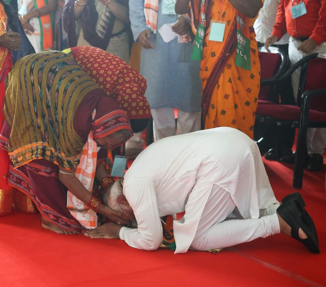 Pradepkumar4bjp's tweet photo. सेवक हूं, बेटा हूं...🙏🏻 https://t.co/GfMsQ2yKbE
