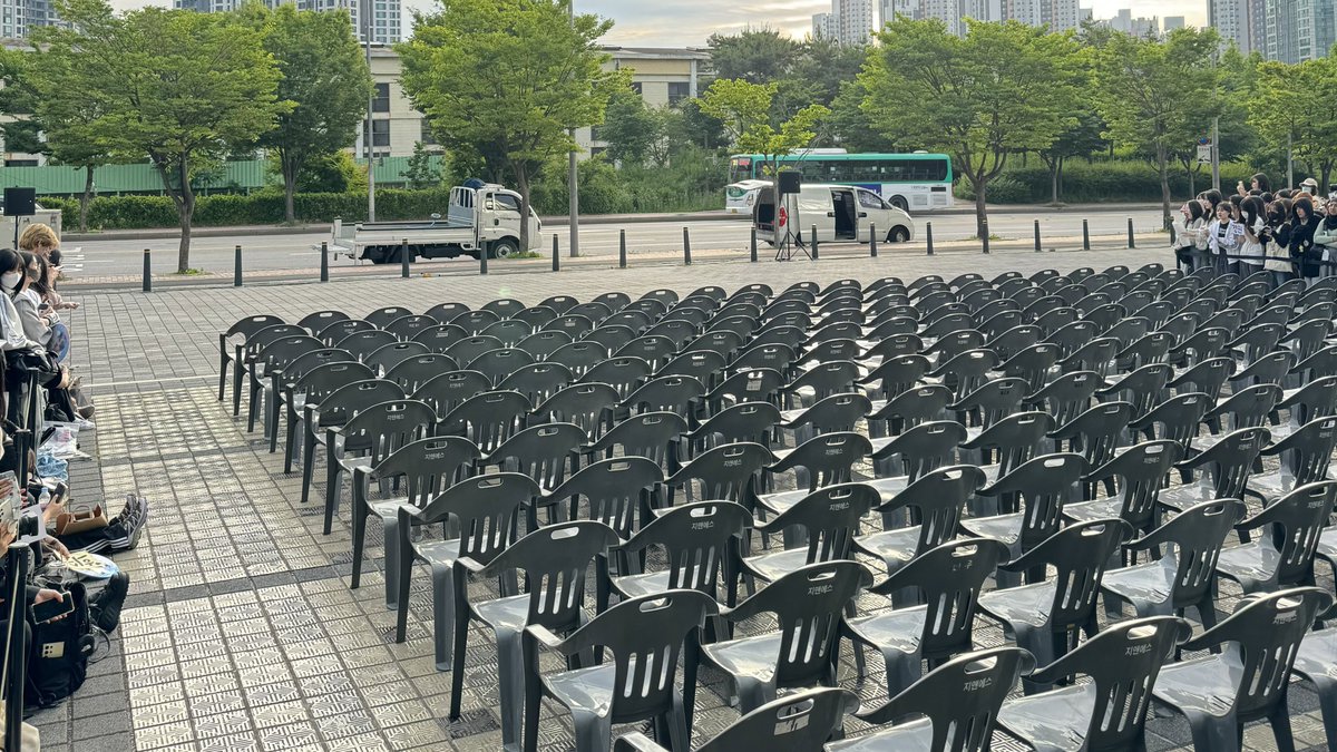 jungwon knowing engenes tend to skip meals to attend their promotional activities, so they prepped food truck for engenes and now preparing seats for mini fan meeting because jungwon noticed engenes had to just sit on the floor from their previous fan meeting 🥺 so attentive 🥹🥹