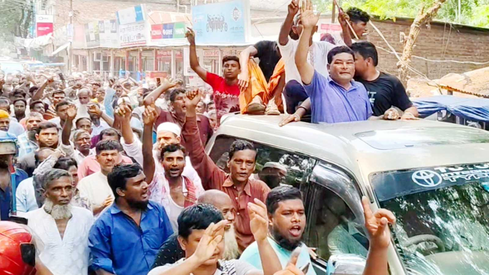 এমপি নিক্সনের চাপে সরে গিয়েও জনগণের ভালোবাসায় ফেরা প্রার্থীর জয়লাভ