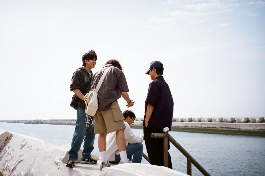 Plis happy terus ya kalian, may your day always fill with happiness at least as much as the amount of happiness yg kalian kasih ke kita 💚