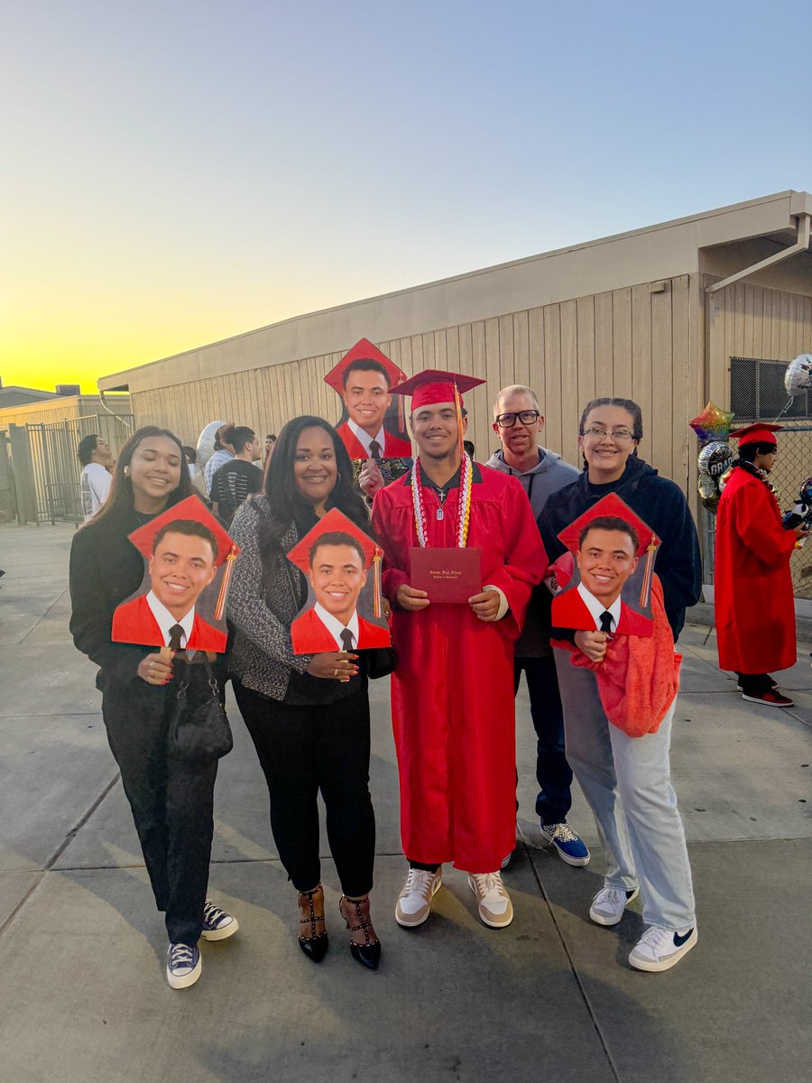 lynettewsocial's tweet photo. Congrats to my son @JaylenWhite_9 🎓❤️🙌🏾 I blinked and here we are! So proud of you &amp; excited for your bright future! Way to graduate with honors!! #TellYourStory #ProudMom https://t.co/bnqMccGI1h