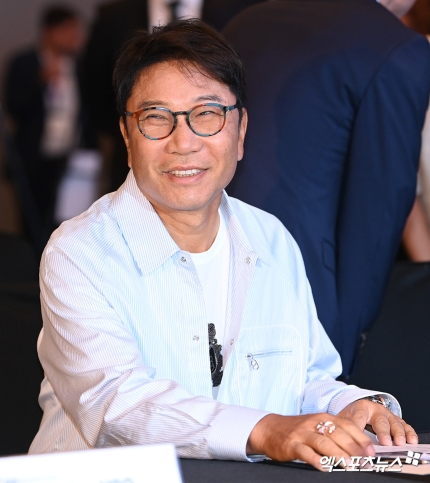 pannchoa's tweet photo. Lee Sooman seen wearing SuperM's ring today
https://t.co/oM3ajlNTTN https://t.co/j70wS4xNFw