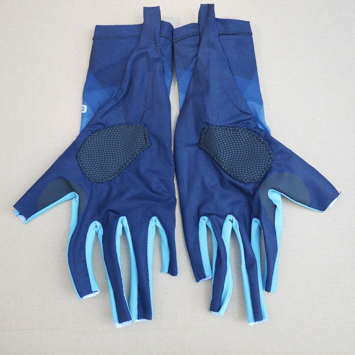 Cyclisme11's tweet photo. プロチーム支給品販売
エアログローブ
其々タイトなサイジングになっています
トレックセガフレード
Santini製 新品 サイズXXL(国内L相当)
SALE 4,500円
アスタナカザフスタン
Giordana製 新品 サイズL(国内M〜L相当)
SALE 5,800円
#ロードバイク物販 #jspocycle #GCNjapan #選手支給品 #ジロデイタリア
#ツールドフランス