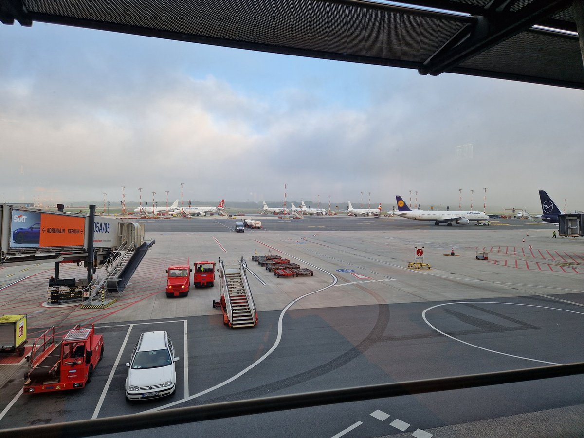 Travel day. ✈️ See you all in London! <a href="/XboxDACH/">Xbox DACH</a> <a href="/HCS/">Halo Esports</a>