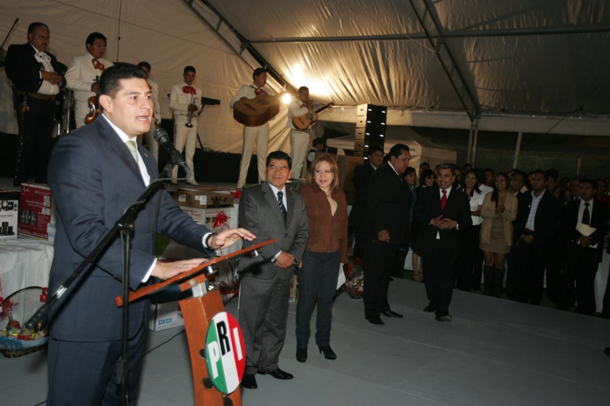 Marin_Mario's tweet image. Pido el voto por Alejandro Armenta : un amigo cabal, a quien tuve la oportunidad de formar e impulsar en los comienzos de su brillante carrera.
Compartimos formación, valores y convicciones.
Su gobierno tendrá los principios del mío.
Este 2 de junio vota por Alejandro Armenta.