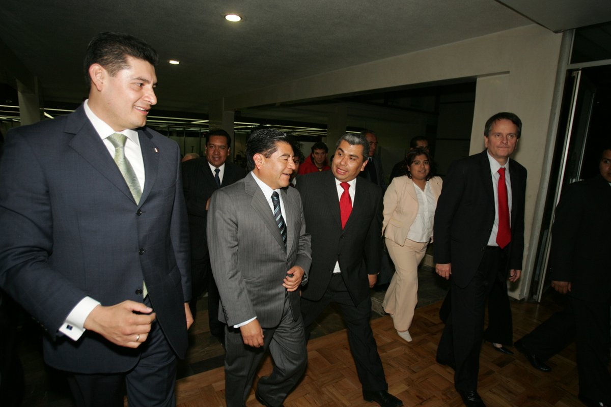 Marin_Mario's tweet image. Pido el voto por Alejandro Armenta : un amigo cabal, a quien tuve la oportunidad de formar e impulsar en los comienzos de su brillante carrera.
Compartimos formación, valores y convicciones.
Su gobierno tendrá los principios del mío.
Este 2 de junio vota por Alejandro Armenta.