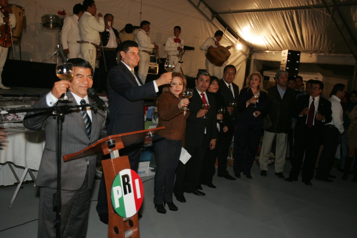 Marin_Mario's tweet image. Pido el voto por Alejandro Armenta : un amigo cabal, a quien tuve la oportunidad de formar e impulsar en los comienzos de su brillante carrera.
Compartimos formación, valores y convicciones.
Su gobierno tendrá los principios del mío.
Este 2 de junio vota por Alejandro Armenta.