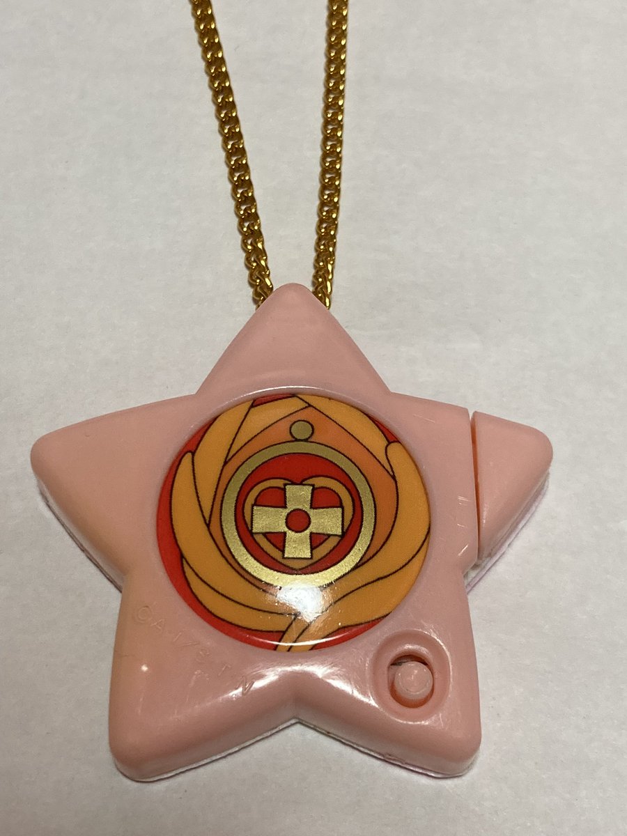 momosaori's tweet image. 食玩？のペンダントをゲット✨
裏のレバーを引くとくるくる回る〜。
ボタンは押すとストップ出来る。
よく分からないペンダント😅
りりか可愛いのだ☺️

#ナースエンジェルりりかSOS