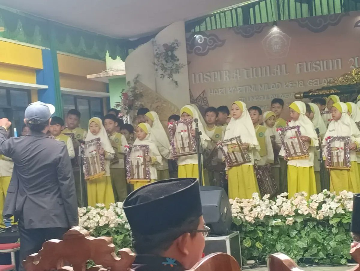 Bhabinkamtibmas Kalurahan Ringinharjo Ipda Wahyudi Sutanto dan Babinsa menghadiri Inspirational Fusion 2024 dalam rangka semarak Hari Kartini, Gelar Budaya, Milad ke-18 SD Unggulan Aisyiyah Bantul di  SD Unggulan Aisyiyah Bantul, kamis (30/5/2024)

#polresbantul #poldajogja