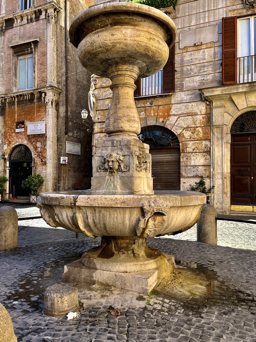 Buongiorno ♥️ Un bellissimo piccolo angolo di #Roma 🤍 Fontana della Piazza San Simeone… via dei Coronari