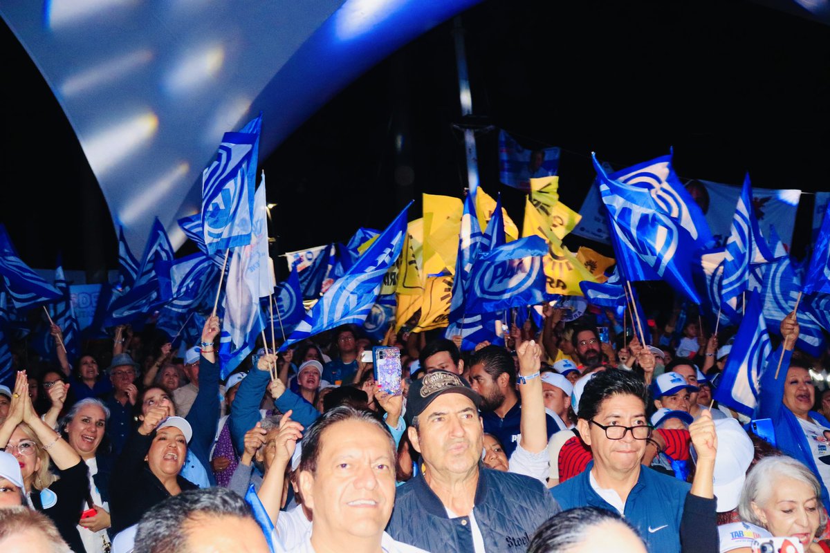 MiguelPenaflor's tweet image. ¡VAMOS CON CERTEZA DEL TRIUNFO! ¡EL CAMBIO VIENE A LA CDMX CON @STABOADAMX! 💙🏆✨

El próximo 2 de junio cambiemos el rumbo de nuestro país votando desde muy temprano. 🇲🇽

#ElCambioViene #ElJefeTaboada #VotaPAN