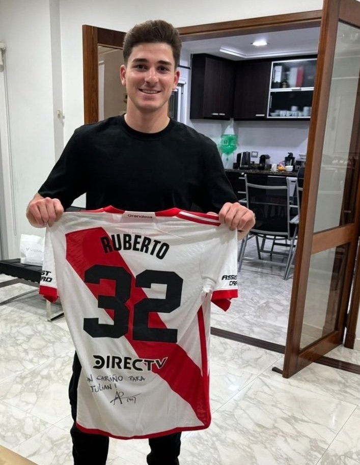 Ruberto habia dicho que su referente era Julian Alvarez, hoy le mando su camiseta firmada a Juli.

📍River Camp, ambos criados por Marcelo Daniel Gallardo y que lo llore Demichelis y Cortese.