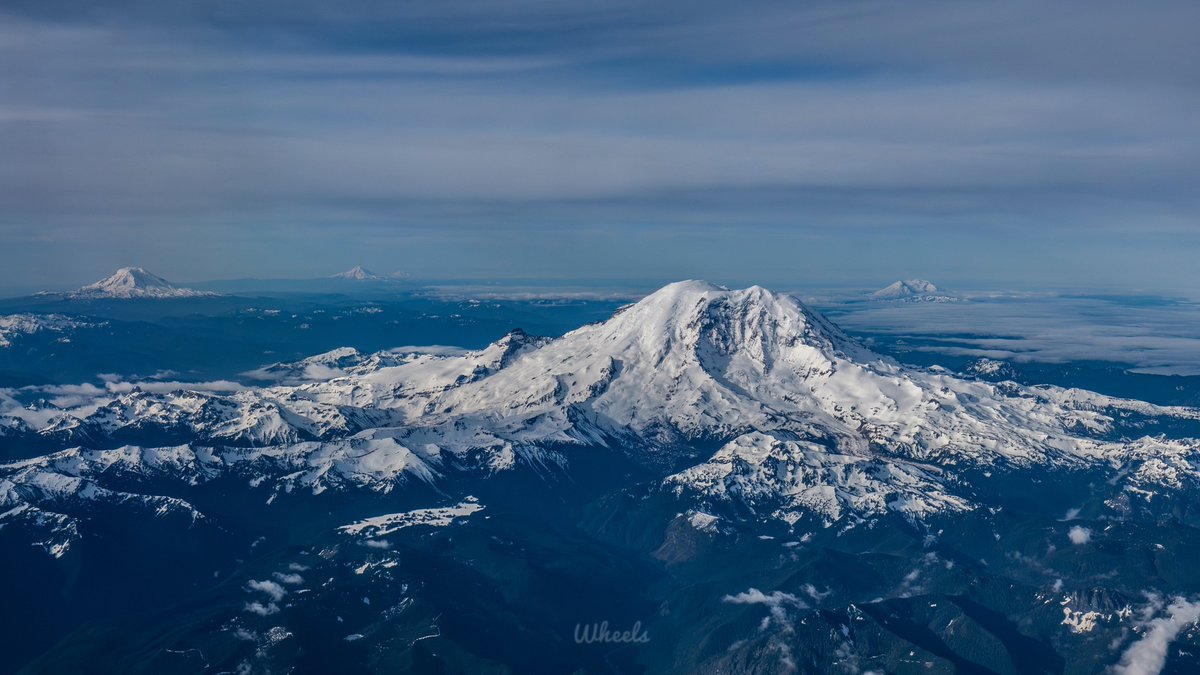 A breathtaking view! 🌋 🌋 🌋 🌋 🌋 Looking through more photos and I did capture one of all 5 Volcanoes! We live in such a beautiful area of the country to be able to see this. Can you name them all? #wawx #pnw