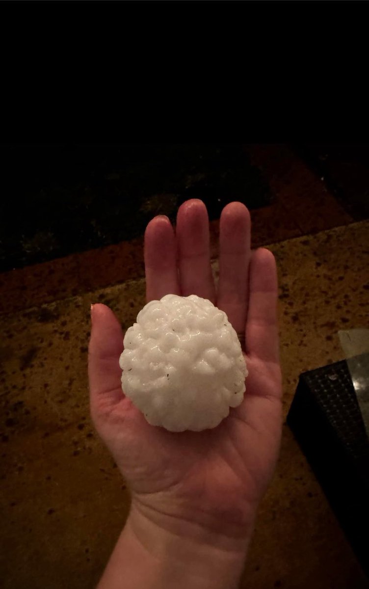 Stunning picture of the hail falling from the storm near Clovis tonight. <a href="/EddieGarciaKOB/">Eddie Garcia</a> is on the air through our satellite station KOBR. Seek shelter now. #nmwx