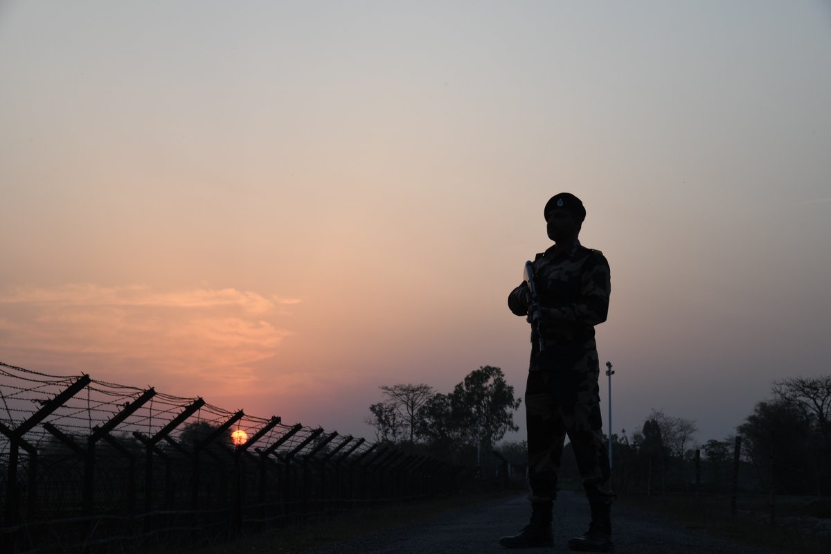 #PicOfTheDay 📸 

'Endurance is not just the ability to bear a hard thing, but to turn it into glory.'  

सीमा सुरक्षा बल - सर्वदा सतर्क            

#JaiHind 
#NationFirst 
#FirstLineOfDefence