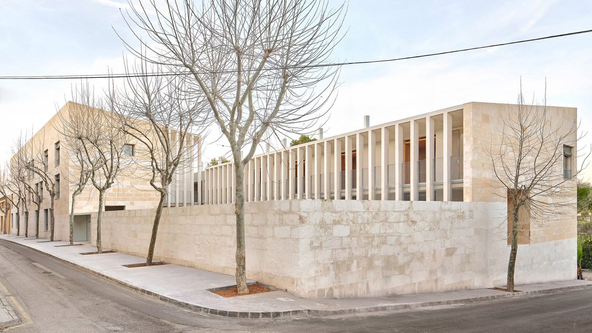 Walls of limestone and sandstone reference the traditional architecture of Mallorca at Living in Lime, a social housing block:
dezeen.com/2024/05/26/per…