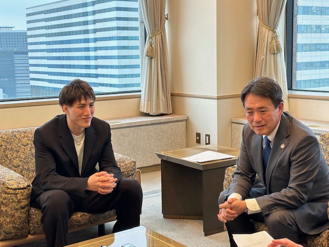 hamaginOfficial's tweet image. “嫌なことは寝れば大体忘れます”と笑う総合格闘家 井上直樹選手。目標やプレッシャーを競技とビジネスの視点から語った頭取片岡との対談を #NumberWEB にて掲載中、ぜひご覧ください🔽
number.bunshun.jp/articles/-/861…
※4月19日にリリースされたタイアップ記事です。

#井上直樹…