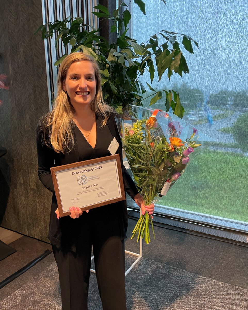 Afgelopen vrijdag mocht Jackie Poos de Dissertatieprijs 2023 van de Nederlandse Vereniging van Neuropsychologie ontvangen. Ze ontving de prijs voor haar proefschrift Clinical Insights into Frontotemporal Dementia: A neuropsychological perspective on disease onset and progression.