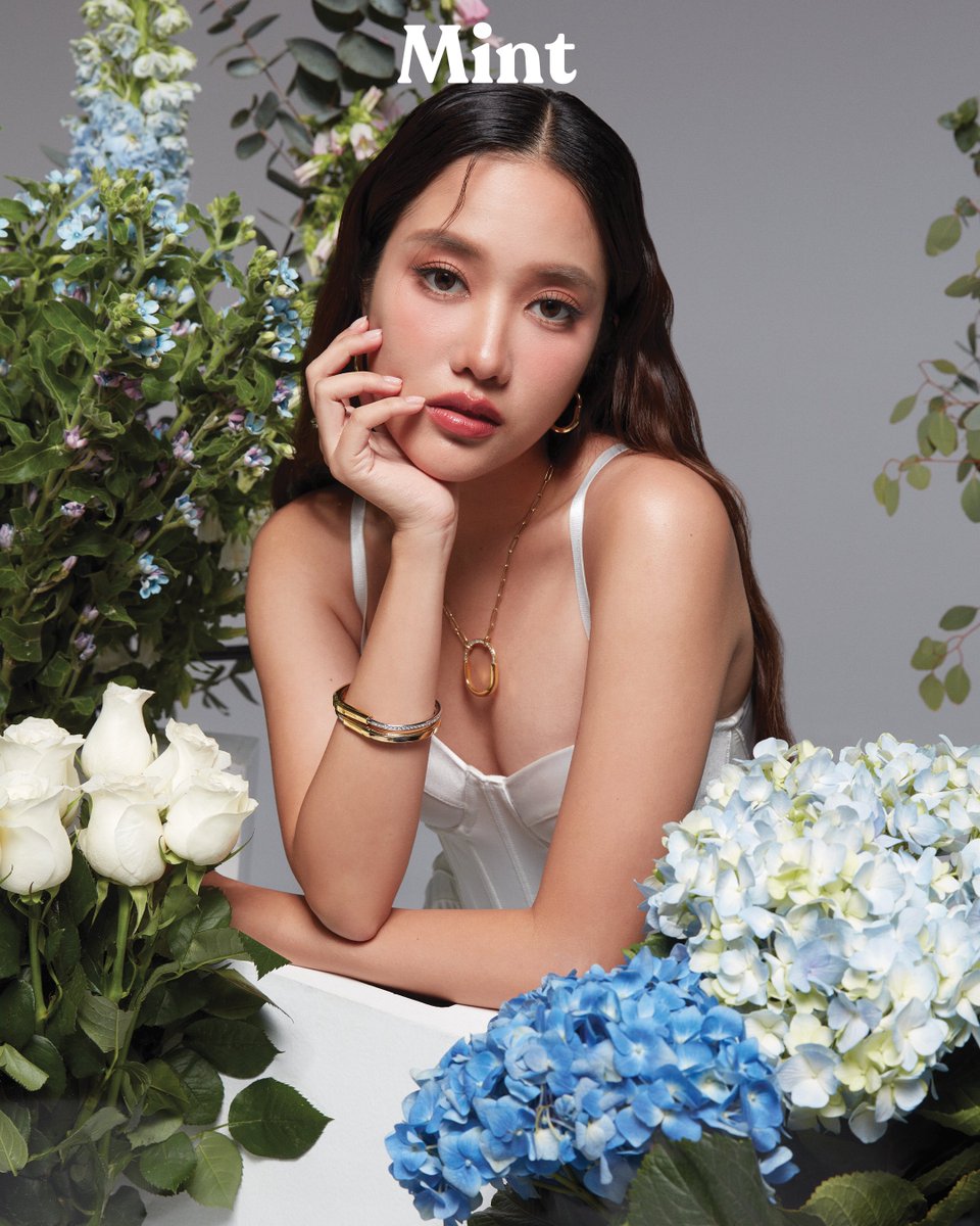 สวยเริ่ด! เปิดภาพหรูเซ็ตแรกของสาว #ฟรีนสโรชา ในลุคสวยกับเครื่องประดับ Tiffany & Co. คอลเล็กชั่น Tiffany Lock แฟนๆ เตรียมชมความสวยของสาว ‘ฟรีน’ บนปก #MintVol22 ที่จะวางจำหน่ายในวันที่ 31 พ.ค. นี้กันไว้เลย💚  

📸 More Photos mintmagth.com/fashion/srchaf…

FREEN X TIFFANY & CO