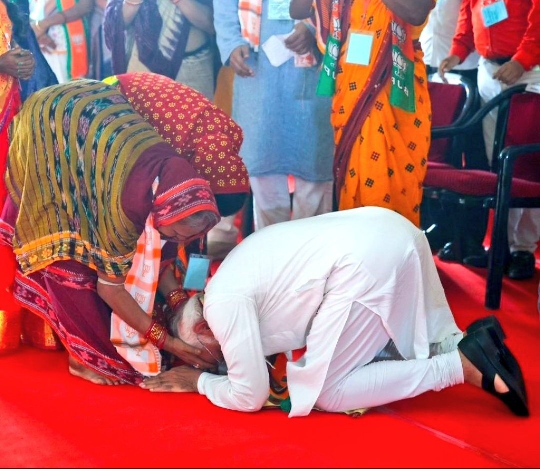 Who can defeat this man? 

He placed his head at the feet of the Dalit woman, greeted her, asked for blessings and even called her mother.

My PM My Pride ❤️🙏