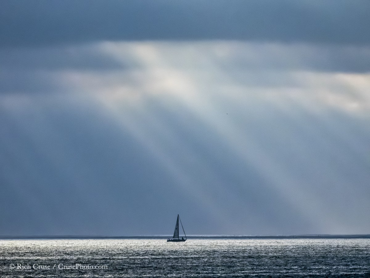 A lone sailboat in #Oceanside - May 29, 2024. @VisitOceanside  @visitsandiego @VisitCA #StormHour #ThePhotoHour #CAwx #VisitOceanside #NikonCreators @NikonUSA #sunset