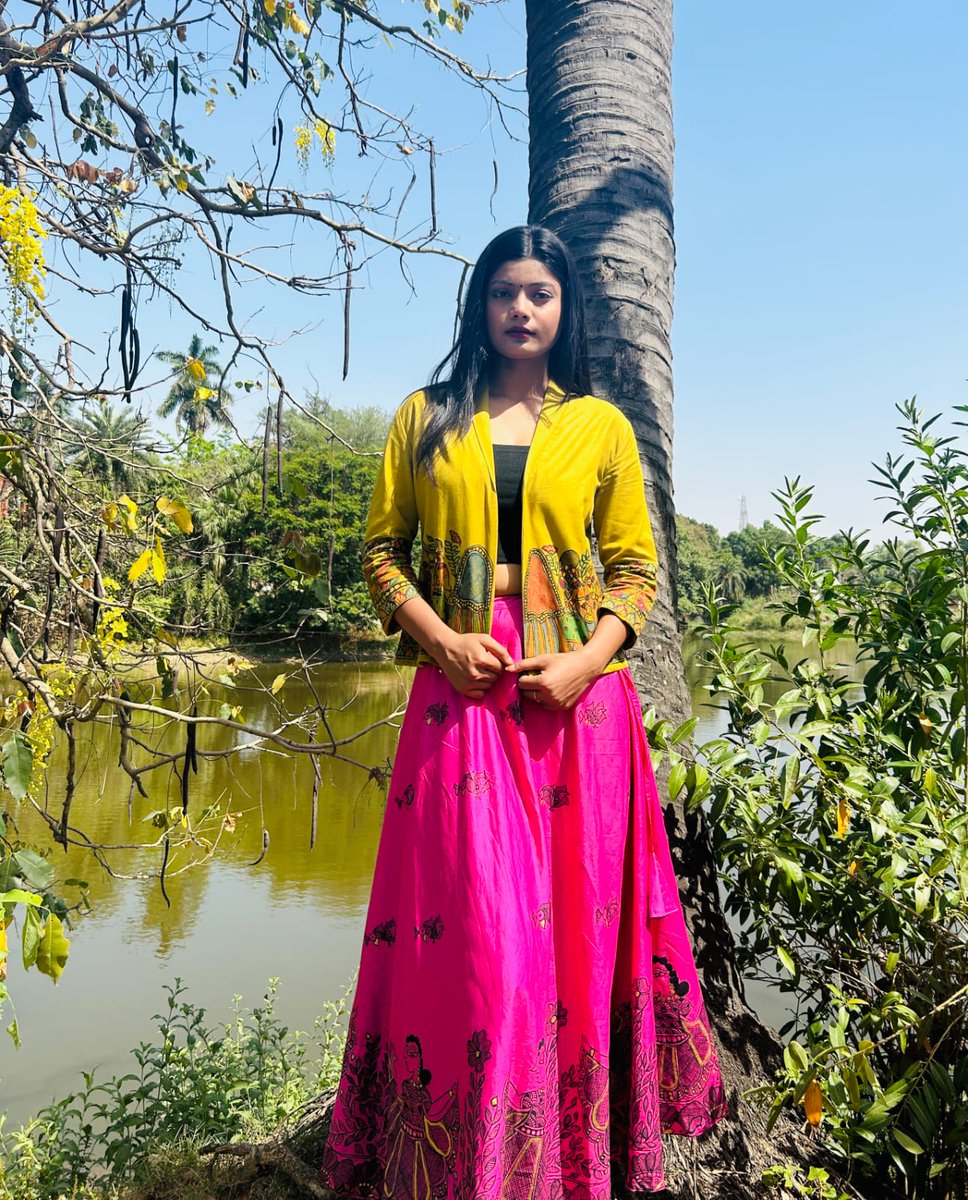 In frame - Kashish
Combination
Skirt and cotton jacket, beautifully designed with colours and motifs of mithilaart.
Thank you Chinky, sakshi thakur and my team. Love you all ❤️😍
#art #model #modelshoot #mithilaart #handmadeart #artistsupport #artist #artistontwitter #indianart