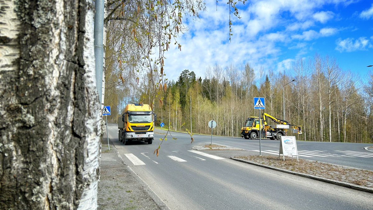 ❔ Mitä mieltä, onko kuvassa oleva mainos oikeassa paikassa? Hyvä näkyvyys risteysalueella ja vielä hiukan korotettuna ympäristöstään, luulisi olevan loistava paikka? ❌ VÄÄRIN. Mainosten sijoittaminen risteysalueelle on aina kiellettyä. Lue koko tiedote: sttinfo.fi/tiedote/702619…