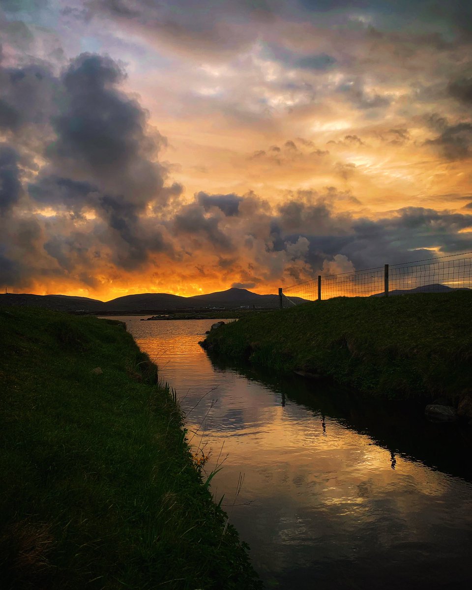 Grand Rising lovely people in my phone.

#ThursdayVibes #sunrise #GoodVibesOnly #spring #StormHour #jefinuist #outerhebrides #scotland