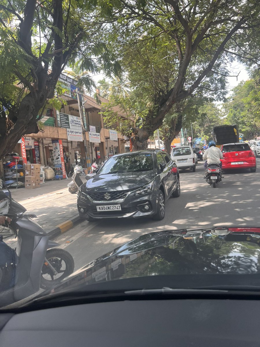 This idiot has parked the car such a way that oncoming traffic faces bottleneck. Please raise violation. Right in front of @peenyatrfps today at 10:30 AM. @btppubliceye @blrcitytraffic