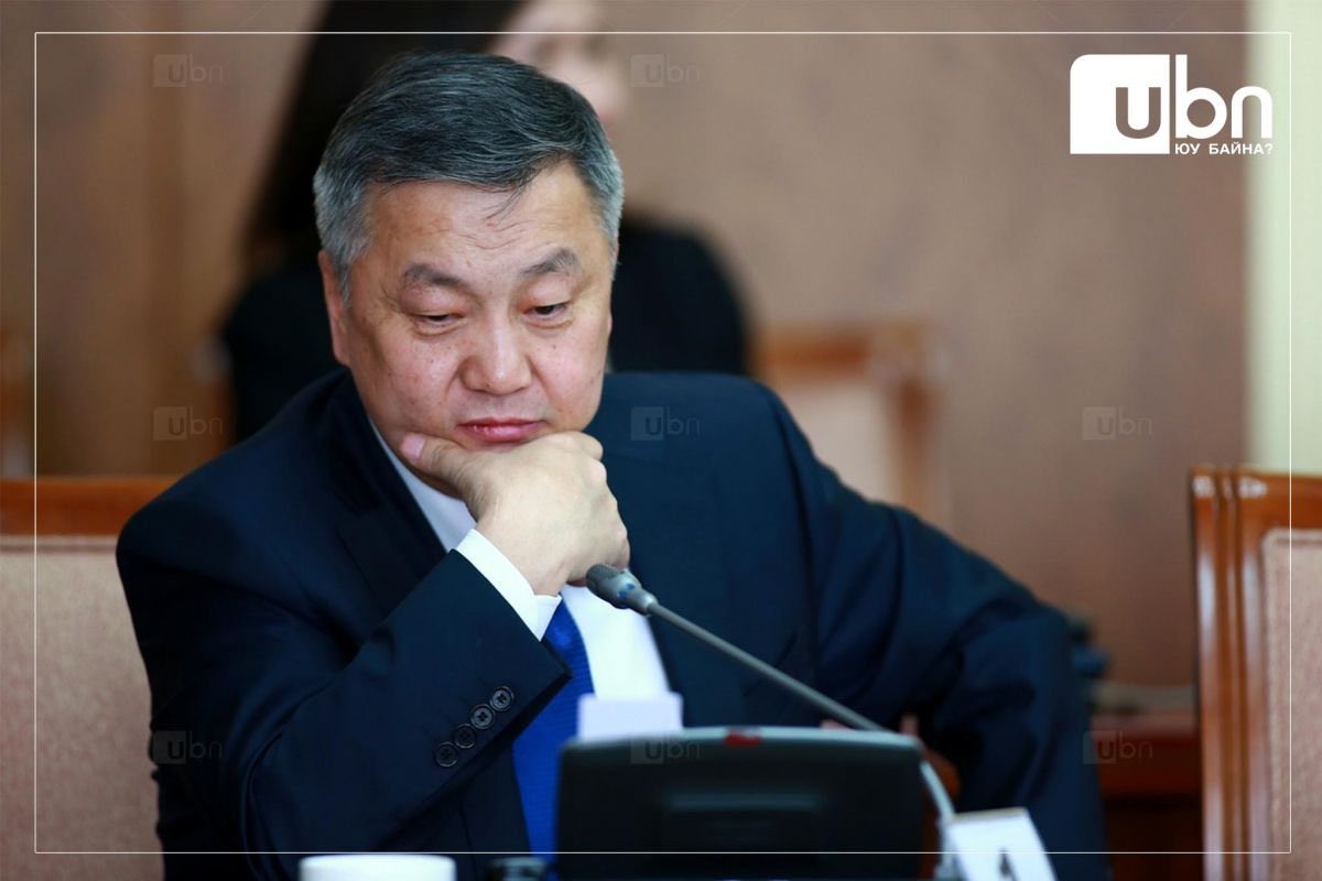 Яагаад энэ хоригддоггүй Гарамжав гэж. Бүх зүйлийн хор хутгаж нүүрс шааж, төмөр зам далийлгаж, хөгжлийн банк хөхөж, Эрдэнэтийг будилуудчихаад зүв зүгээр бүх хүнийг муулж, доошоо хийж суудаг юм.