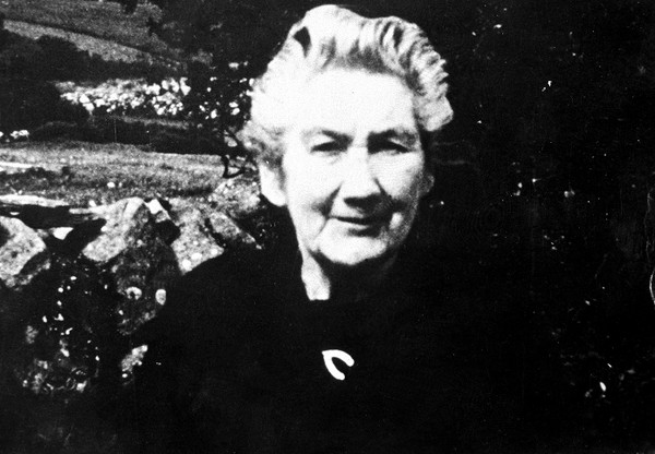 'Bess' Cronin (30 May 1879 Co. #Cork-2 June 1956 #Macroom #Cork). Singer of traditional music in sean-nós style. Her version of Siúil a Rún covered by @ClannadMusic & @Celtic_Woman! 🎶 dib.ie/biography/cron… youtube.com/watch?v=49IL2S… youtube.com/watch?v=M9Jc2V… en.wikipedia.org/wiki/Elizabeth…