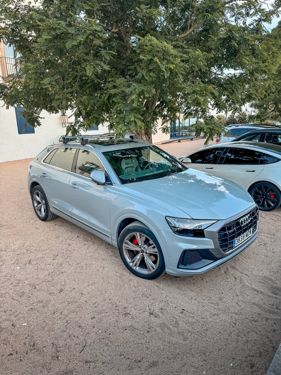 I wouldn’t normally look twice at a Q8, but this ‘reverse snobbery’ spec reeled me in. 

Painted in Audi Exclusive Cumulus Blue, no tints, smaller silver wheels, roof rack and used as a wedding car.

Very nice indeed 👌🏻 #LessIsMore