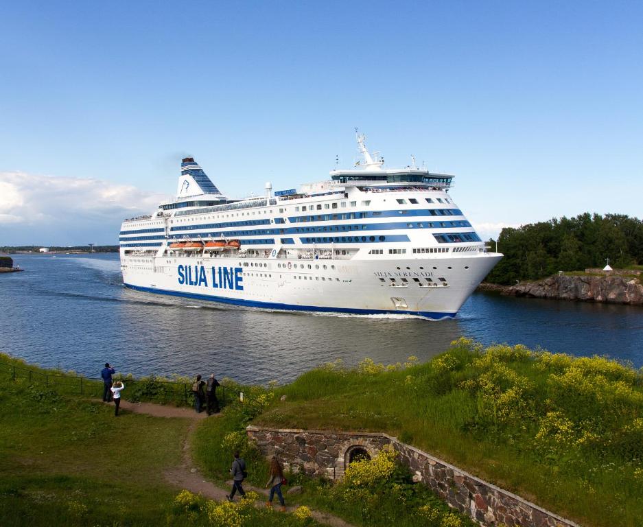 Set sail aboard Silja Serenade or Silja Symphony from Helsinki to Stockholm and back! With a unique Promenade, spacious accommodations, and engaging entertainment, it's an unforgettable experience for all ages: discoveringfinland.com/blog/helsinki-…