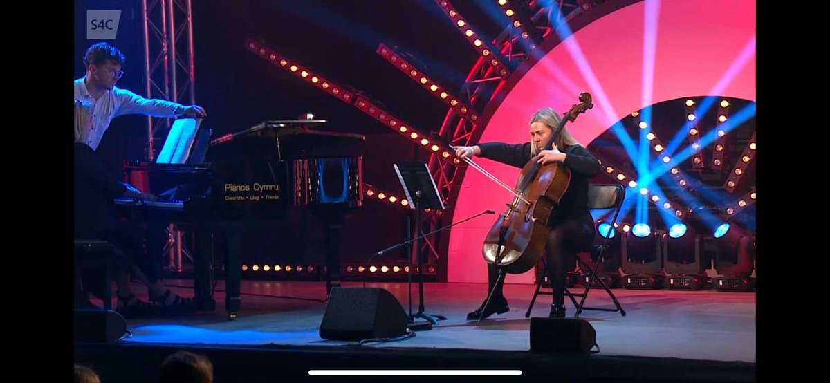 Mea Wedi dechrau y diwrnod bant gyda’i thro olaf yn cynrychioli <a href="/YsgolYstalyfera/">Ystalyfera - Bro Dur</a> ar y sielo!