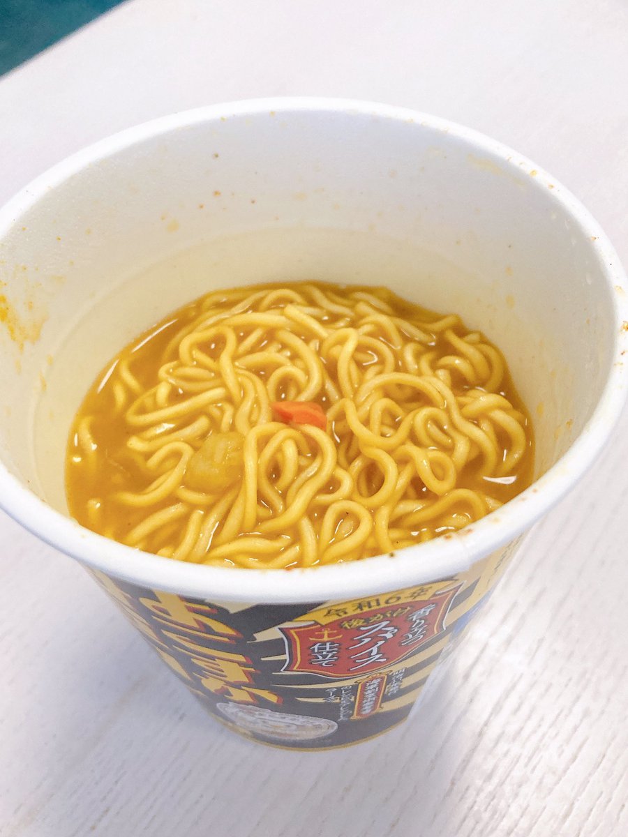 ちょっと珍しいカップ麺を購入。
横須賀土産で定番の『よこすか海軍カレー』のカップ麺。
お湯入れて4分、エースコックが作ってるので底のほうから本気でまぜまぜ（調味料が溶け残るの嫌いw）
マイルドな辛さで悪くないがかやくにお肉もほしい…。
今更日清カップヌードルカレーの完成度の高さを実感w