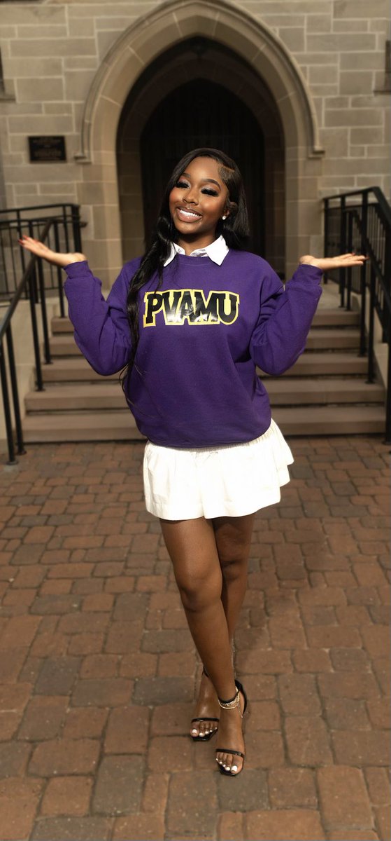 sidney_angela's tweet photo. Congratulations on closing one chapter and starting a  new one!! Welcome to The Prairie View A&amp;M University 💛💜U Know!! Thanks @2015CSPrincipal @CoachTee10 @CoachKC_Rider and Mr. Douglas Gonzalez https://t.co/Ic8eNPZULU