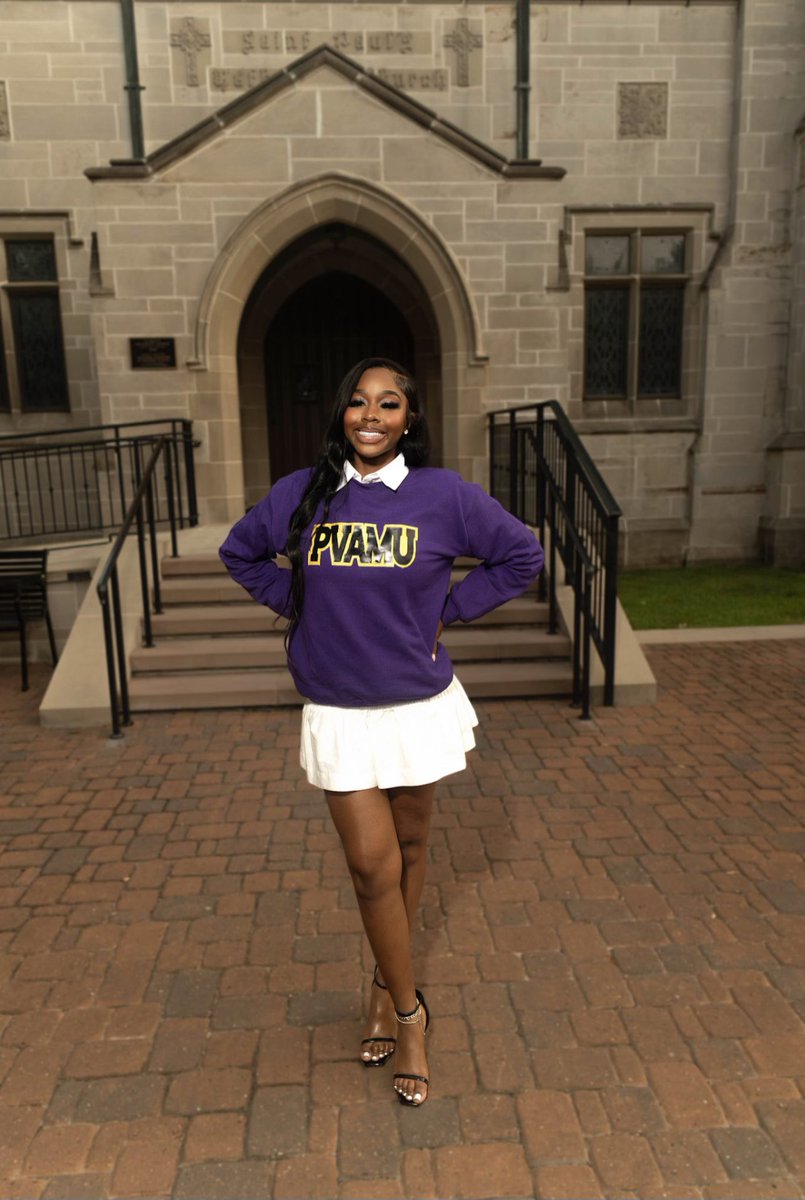 sidney_angela's tweet photo. Congratulations on closing one chapter and starting a  new one!! Welcome to The Prairie View A&amp;M University 💛💜U Know!! Thanks @2015CSPrincipal @CoachTee10 @CoachKC_Rider and Mr. Douglas Gonzalez https://t.co/Ic8eNPZULU