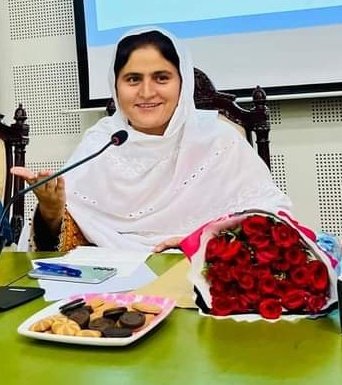 د وطن که موږ ريښتيا غواړو چې وې ژغورو، پرمختللی یې کړو او سیال یې کړو نر او ښځې به په ګډه مټې رانغاړو او لاس په کار کېږو اغلې وړانګه لوڼۍ