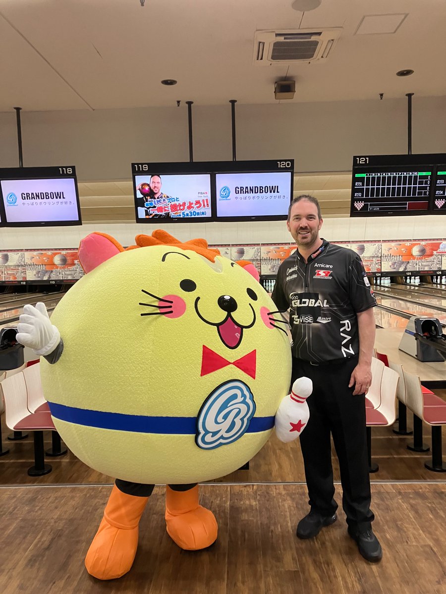 0913gb's tweet photo. キャー！！

PBAプロのショーンラッシュ選手と
一緒に写真撮ってもらっちゃいましたー！

うれしー！！！

なんかボウリングやる気が出てきた！

#名古屋グランドボウル
#ショーンラッシュ
#SeanRash
#NagoyaGrandbowl https://t.co/NSj1Yc6e7A
