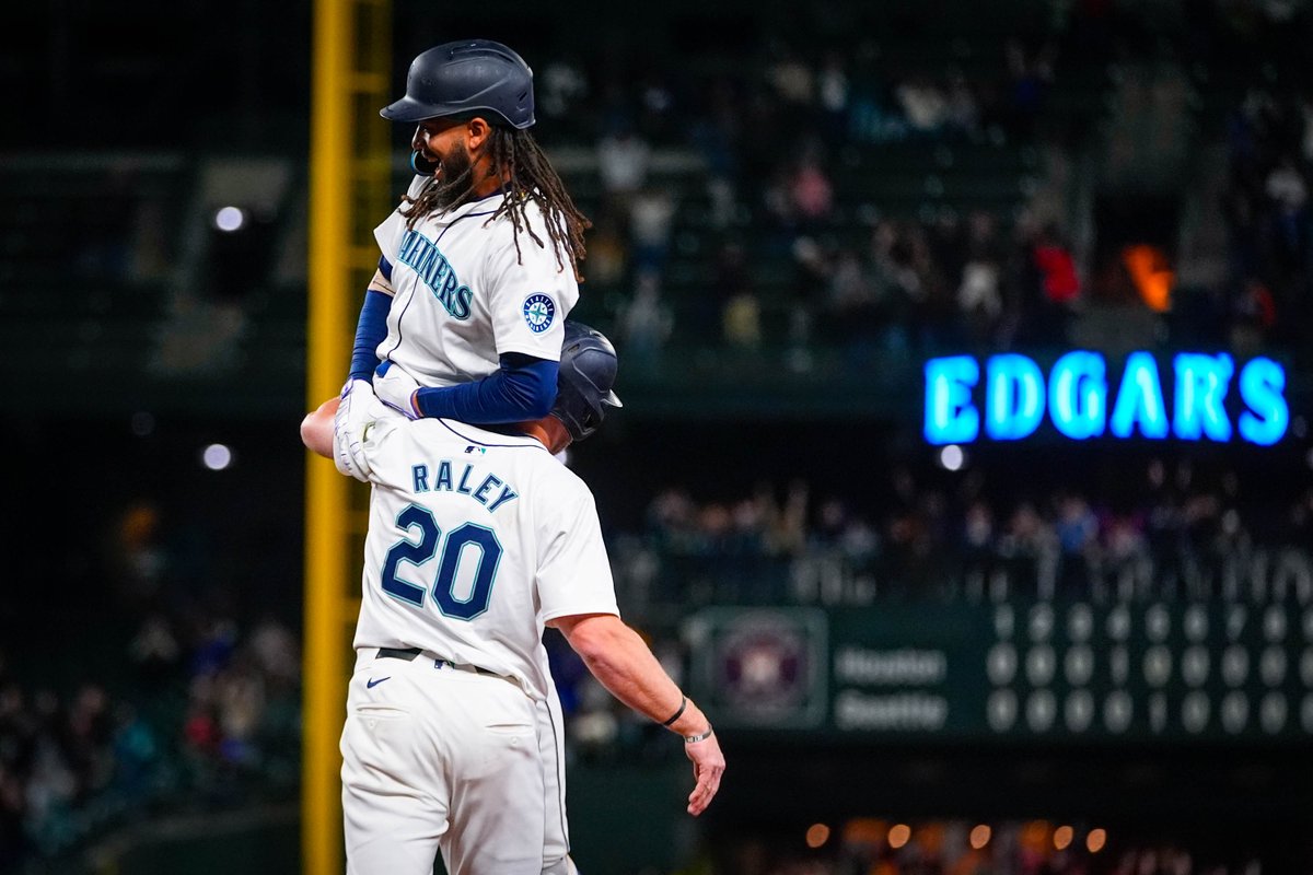 Mariners's tweet photo. Electric night ⚡️ https://t.co/JlWrlyndTB