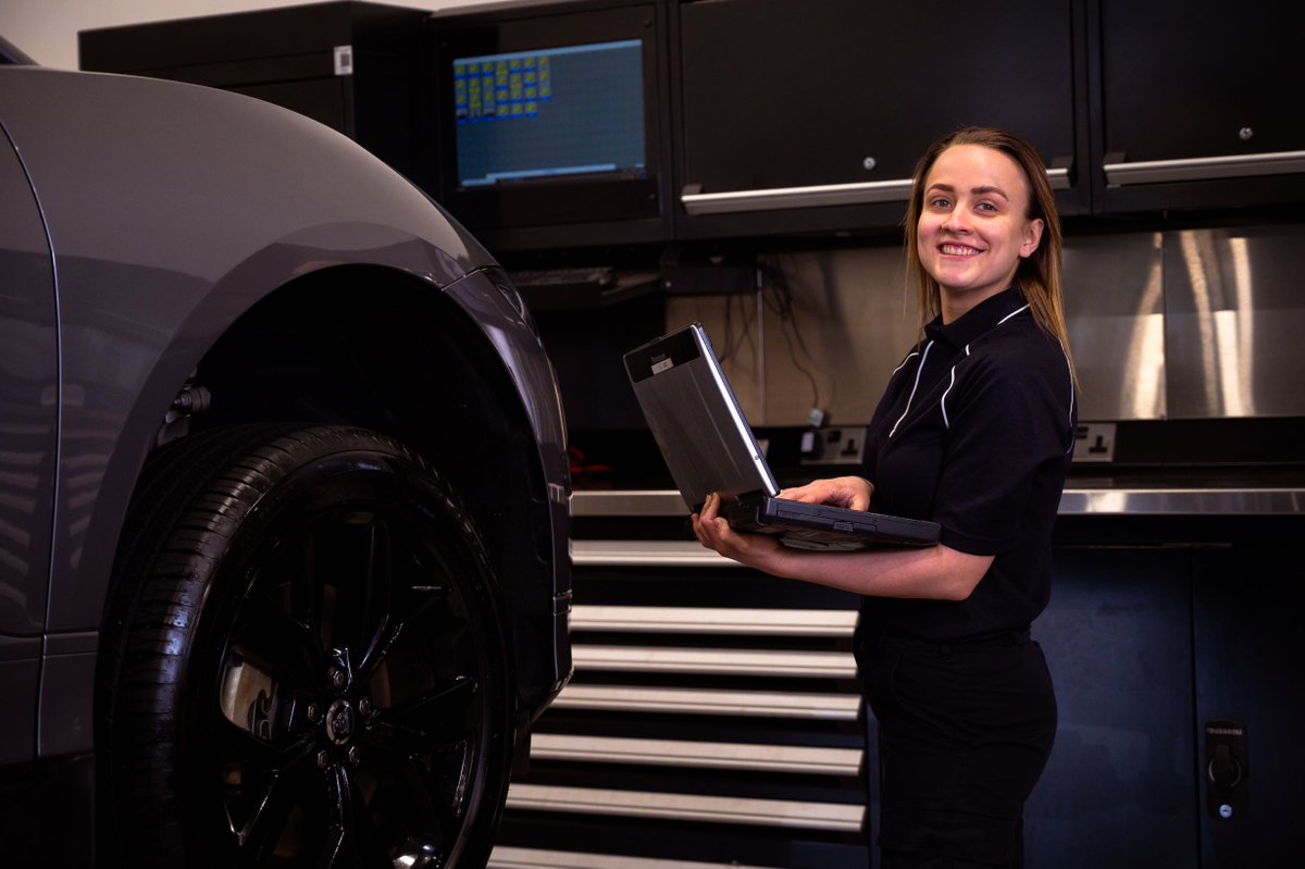 🔋 20,000 JLR partners and colleagues trained in #electrification and digital
⚡ 95% of our global retail partner technician workforce EV trained

We’re making significant progress in upskilling our workforce for an electric future.

More: media.jaguarlandrover.com/news/2024/05/j…

#FutureSkills