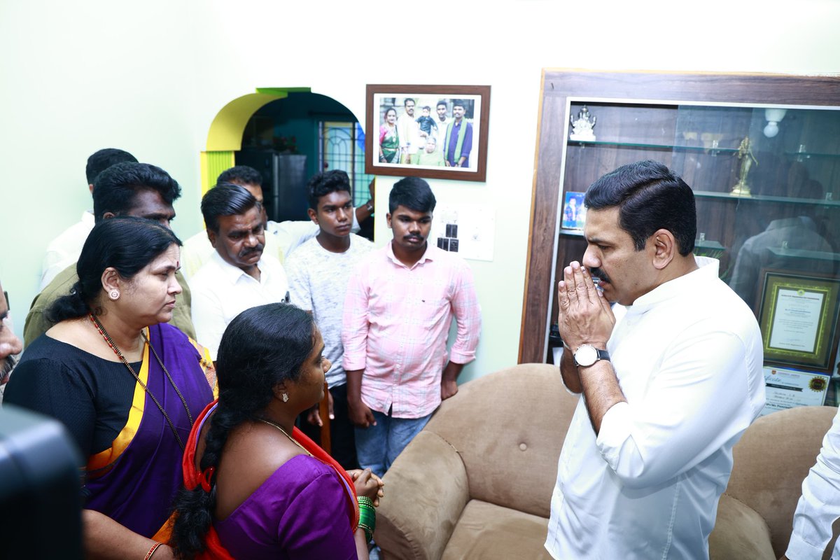 BJP4Karnataka's tweet photo. ಕಾಂಗ್ರೆಸ್‌ ಸರ್ಕಾರದ ಭ್ರಷ್ಟಾಚಾರ ಜಾಲದಲ್ಲಿ ನಲುಗಿ ಆತ್ಮಹತ್ಯೆ ಮಾಡಿಕೊಂಡ ಮಹರ್ಷಿ ವಾಲ್ಮೀಕಿ ಪರಿಶಿಷ್ಟ ಪಂಗಡಗಳ ಅಭಿವೃದ್ಧಿ ನಿಗಮ ನಿಯಮಿತದ ಅಧೀಕ್ಷಕರಾದ ಶ್ರೀ ಚಂದ್ರಶೇಖರ್ ಅವರ ಮನೆಗೆ ರಾಜ್ಯಾಧ್ಯಕ್ಷರಾದ ಶ್ರೀ @BYVijayendra ಅವರು ಭೇಟಿ ನೀಡಿ ಕುಟುಂಬಸ್ಥರಿಗೆ ಧೈರ್ಯ ತುಂಬಿದರು.

ಈ ಸಂದರ್ಭದಲ್ಲಿ ಶಾಸಕರಾದ ಶ್ರೀ @chennibjp, ರಾಜ್ಯ ಉಪಾಧ್ಯಕ್ಷರಾದ ಶ್ರೀ ಹರತಾಳು ಹಾಲಪ್ಪ, ಜಿಲ್ಲಾಧ್ಯಕ್ಷರಾದ ಶ್ರೀ ಟಿ. ಡಿ. ಮೇಘರಾಜ್, ವಿಧಾನ ಪರಿಷತ್ ಸದಸ್ಯರಾದ ಶ್ರೀಮತಿ @BShetty_MLC, ಶ್ರೀ ಡಿ. ಎಸ್. ಅರುಣ್ ಮತ್ತು ಪ್ರಮುಖರು ಉಪಸ್ಥಿತರಿದ್ದರು.