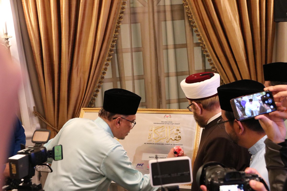 Majlis Ilmu Madani dan Peluncuran Terjemahan Kitab Fiqh Zakat nukilan Syeikh Dr. Yusuf al-Qaradawi (Almarhum) terbitan PPZ-MAIWP dan UTHM di Kompleks Seri Perdana, Putrajaya. Buku ini diluncurkan oleh YAB Perdana Menteri, Dato’ Seri @anwaribrahim . 1/5