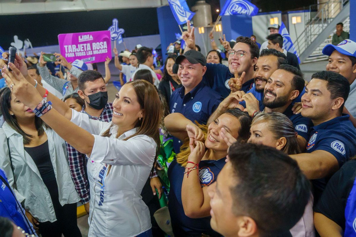 LibiaDennise's tweet photo. 🙌🏼 Gracias infinitas a todas y todos por creer en este proyecto, porque en cada paso dado me acompañaron. Me siento muy contenta porque como equipo dejamos todo en la cancha. 👟💙 Hoy terminamos esta jornada donde pusimos fuerza y corazón, y estoy segura que este es el Nuevo Comienzo que Guanajuato merece. 

¡Va por ti Guanajuato! 

#ClaroQuePodemos #VotaXLibia #LibiaGobernadora