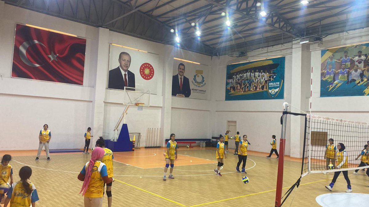 Gençler Hayallerine Haliliye İle Yakın 😎 📌7-14 yaş arası Basketbol &amp; Voleybol kursu.🏐 📍Devteyşti Eyyüp Cenap Gülpınar Spor Salonu