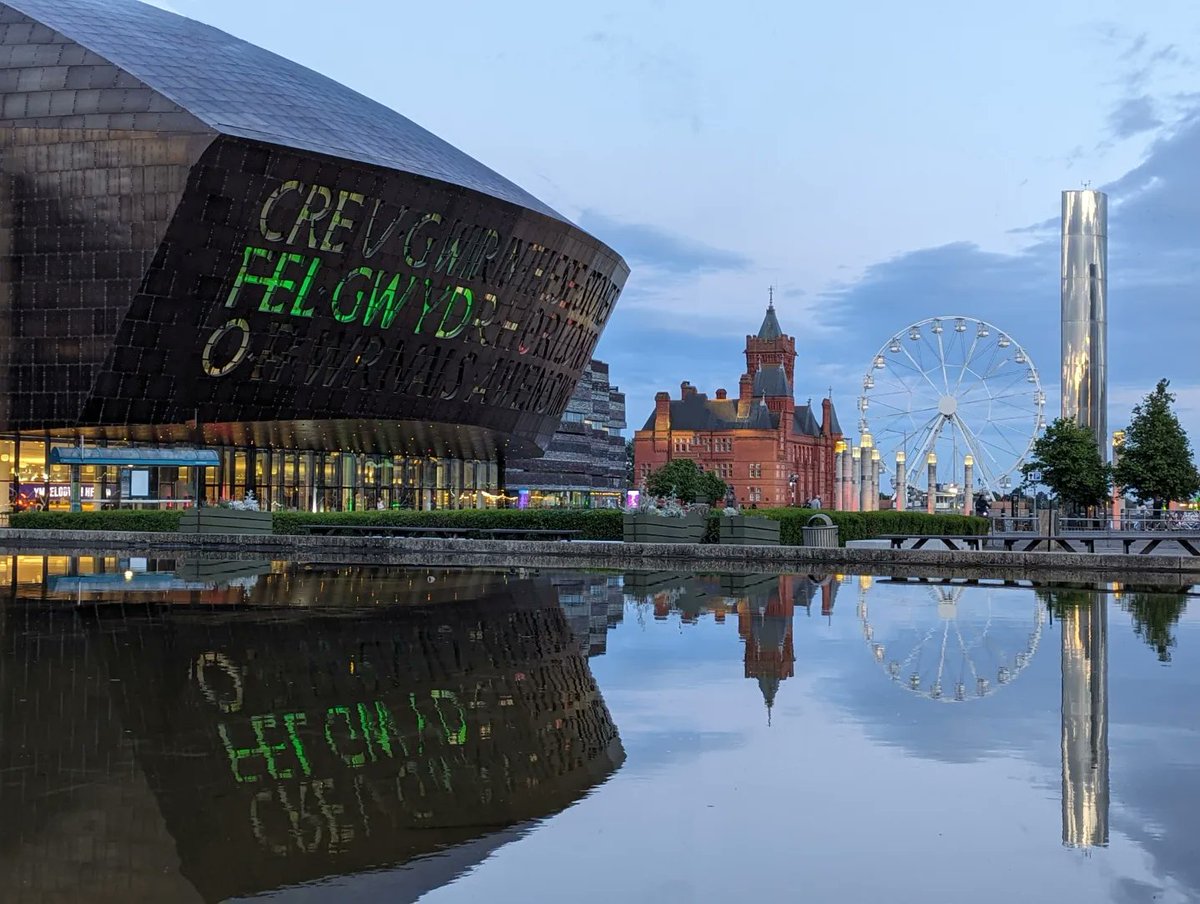 Is there a better option than lamp posts?? @huwthomas_Wales @cardiffcouncil @Philips_lights Magic eraser is great for photos, but it's the eyes that don't lie, not the camera. Unclutter our views, please. @visitwales