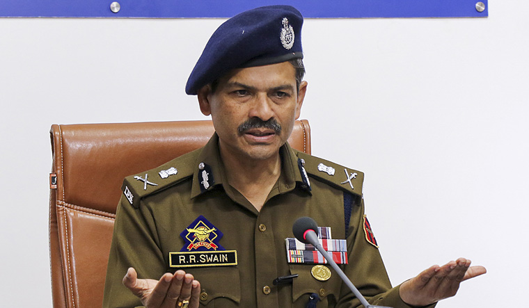 🚨 The Director General of Police, J&K, Shri R.R. Swain, conducted a surprise visit to the State Investigation Agency (SIA) in Jammu. He assessed its functioning and interacted with the dedicated personnel. 👮‍♂️ #JammuAndKashmir #LawAndOrder