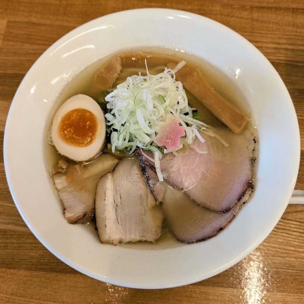 筑西の麺彩こはねさん
久々に基本のやつ。
特製 こはね白醤油そば 細麺で。
14:30まで営業してる、もしかして昼食難民に優しいお店。
生姜と野菜の香りのスープ、細麺の歯応え。
美味い(*´∀`)♪
ごちそうさま🍜

#麺彩こはね
#こはね白醤油そば