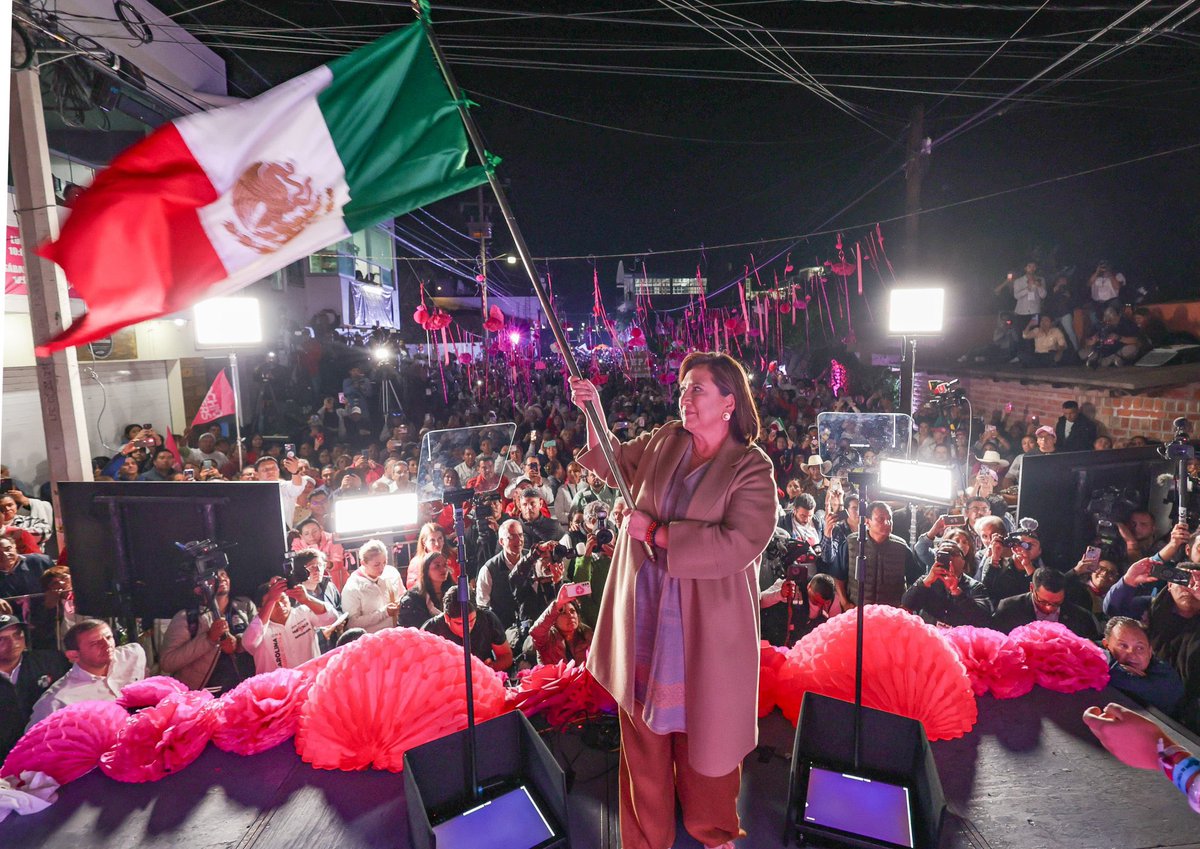 “He venido (a Tepatepec) a pedirles su bendición. Recen mucho por mí y por todos porque el 2 de junio no solo está en juego la Presidencia”. “Ese día está en juego el alma y el corazón de México”. #XochitlGálvezPresidenta