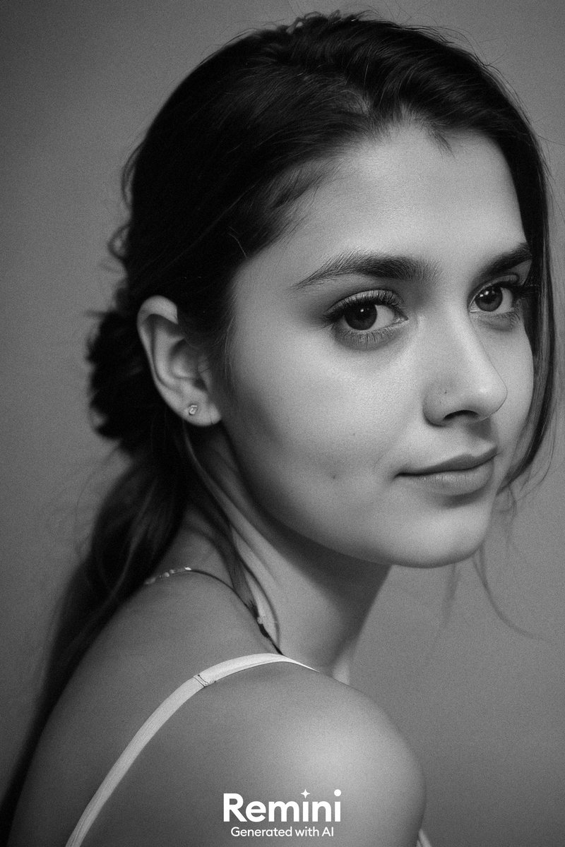 آقا ما از سر بیکاری رفتیم تو این هوش مصنوعیا، بعد یه گزینه زد که بیا Gender Swap بزن. ما هم بیکار، زدیم. و چه جیگری بودم من اگه پسر نبودم🤣😅😅😂